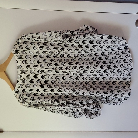 Fun 2 Fun white and black Henley blouse in XL - Picture 2 of 4